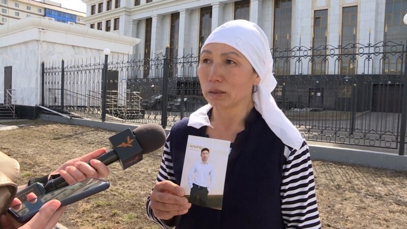 «Освободите моего сына». Два кыргызстанца остаются под арестом в Казахстане