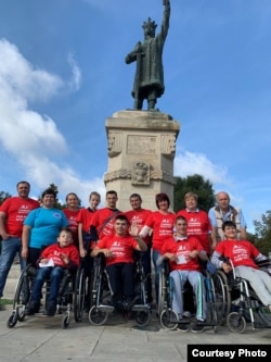 Beneficiari ai Centrului social Phoenix pentru persoane cu dizabilități și vârstnici de la Rîșcani în excursie la statuia lui Ștefan cel Mare de la Chișinău.