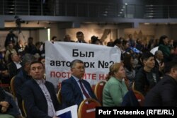 Плакат против точечной застройки на встрече акима Алматы Ерболата Досаева с жителями города. 14 апреля 2022 года