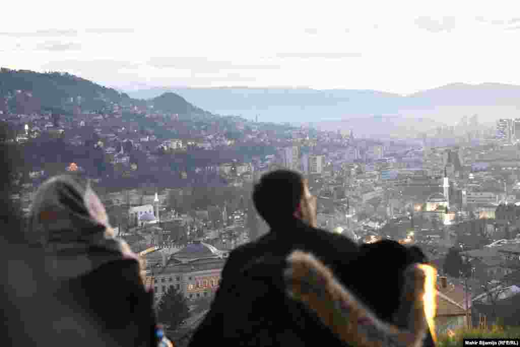 Sa Žute tabije se vidi Sarajevo, posebno njegov stari dio. U sumrak se na džamijama pale kandilji ili svjetla.
