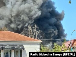 Tymi nga djegia e objekteve të vjetra të ish-fabrikës Treska, në komunën Qendër të Shkupit.