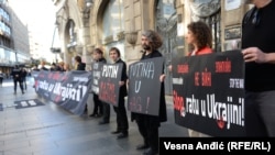 Activiști ai organizației neguvernamentale sârbe, Women In Black, protestând la Belgrad împotriva agresiunii rusești împotriva Ucrainei, 13 aprilie 2022