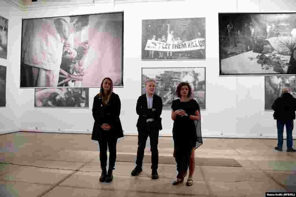 Na otvaranju izložbe u Beogradu govorili su autor fotografija Pol Lou (u sredini), direktorka Centra za postkonfliktna istraživanja Velma Šarić (levo) i direktorka beogradskog foruma ZFD-a Nataša Govedarica (desno).