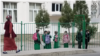 Учащиеся в школьном дворе. Ашхабад, апрель, 2022.