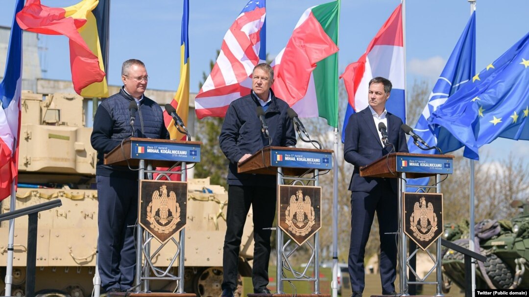Premierul Belgiei, Alexander de Croo, alături de președintele Iohannis și premierul Ciucă, la baza militară NATO, Mihail Kogălniceanu. Belgia a fost una dintre primele state din Uniunea Europeană care a trimis ajutoare Ucrainei, inclusiv în echipamente militare și armament. 