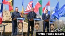 Premierul Belgiei, Alexander de Croo, alături de președintele Iohannis și premierul Ciucă, la baza militară NATO, Mihail Kogălniceanu. Belgia a fost una dintre primele state din Uniunea Europeană care a trimis ajutoare Ucrainei, inclusiv în echipamente militare și armament. 