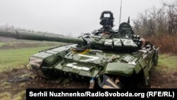 Подбитый российский танк в Донецкой области, архивное фото