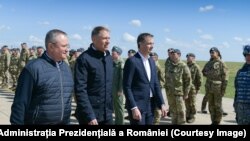 Premierul Nicolae Ciucă (stânga), președintele Klaus Iohannis și prim-ministrul Belgiei, Alexander de Croo, la Baza 57 Aeriană Mihail Kogălniceanu.