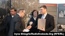 Голова Польського інституту національної пам’яті Лукаш Камінський (л) і директор Державного галузевого архіву СБУ Ігор Кулик (п)