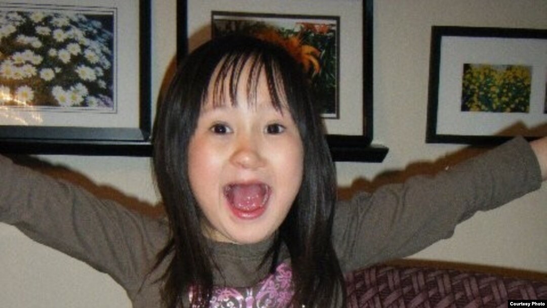 Гимнаст суретшілер юбка астында жалаңаш