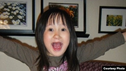 Мүшесі бар сүйкімді қыз