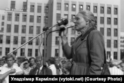 Мая Кляшторная выступае на мітынгу БНФ “Пахаваньне КПБ” супраць перавароту ГКЧП. Менск, 24 жніўня 1991 году. Фота: Уладзімер Кармілкін