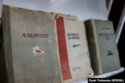 Орыс секс видеосы: Мама қызын азғырып жатыр