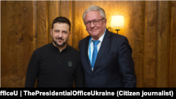 Armin Papperger (dreapta) și președintele ucrainean Volodimir Zelenski într-o fotografie de arhivă.