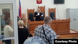 Лев Шлосберг во время вынесения приговора в Псковском городском суде