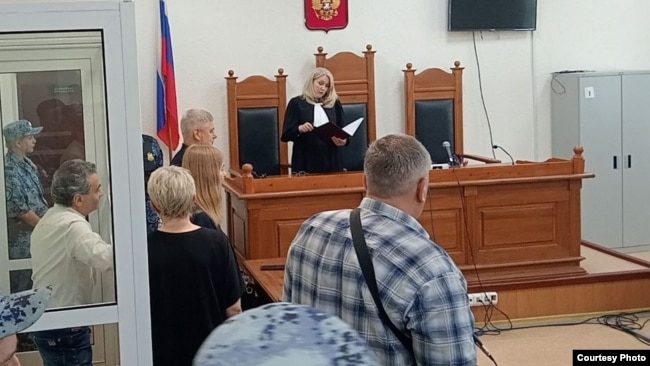Лев Шлосберг во время вынесения приговора в Псковском городском суде
