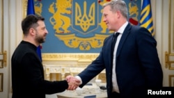 Ukrajinski predsednik Volodimir Zelenski i američki sekretar za vojsku Danijel Driskol, Kijev 20. novembar 2025.