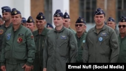 Pilotë shqiptarë pozojnë gjatë shënimit të 75-vjetorit të krijimit të Aviacionit Ushtarak Shqiptar në bazën ajrore taktike të NATO-s në Kuçovë, Shqipëri, 30 prill.
