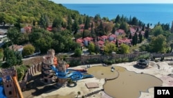 Кадър от дрон над наводнения аквапарк "Атлантида" в "Елените", 10 октомври 2025 г.