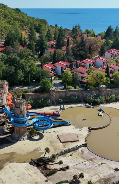 Електрозахранването в курорта Елените е възстановено до входа на частните