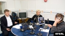 Сергей Митрохин, Елена Лукьянова и Михаил Соколов в студии Радио Свобода