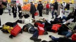 В России покупатели супермаркета упали «замертво» (видео)