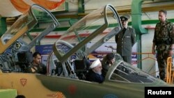 Președintele iranian văzut aici într-un avion de luptă despre care autoritățile irabiene spun că a fost construit în Iran, Teheran 21 august 2018.
