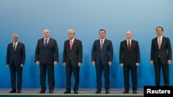 Kazakhstan - Russian President Vladimir Putin and the leaders of other Eurasian Economic Union member states pose for a photo during a summit o in Astana, May 29, 2026.