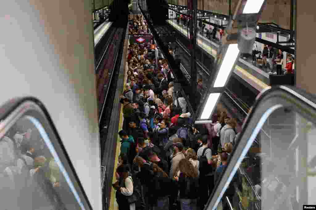 A közlekedési lámpák sem működtek a két országban, lezárták a metrókat, leállították a vonatközlekedést, a Madrid Open teniszbajnokságon is felfüggesztették a játékot