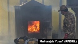 сӯзондани маводи мухаддир дар Душанбе