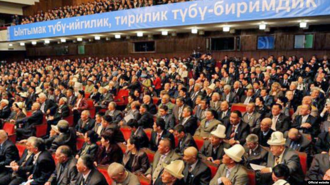 Мурдагы бийликтердин тушунда Кыргызстанда интеллигенция өкүлдөрү саясий курал катары колдонулуп келгени айтылып келет. (Сүрөттө: Курманбек Бакиев бийликтен кулаар алдында өткөргөн Ынтымак курултайынын катышуучулары. 23-март, 2010.)