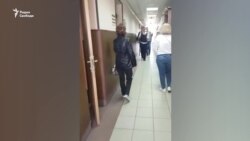 Игоря Иванова ведут по коридору Раменского городского суда