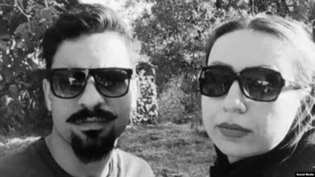 الهام افکاری همراه با برادرش نوید که جمهوری اسلامی او را اعدام کرد