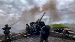 Militari ruși din Districtul Militar Central al Rusiei trăgând cu artilerie într-o locație nedezvăluită din regiunea Donețk, estul Ucrainei. 