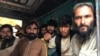 تعدادی از افغانهای که در پاکستان از سوی پولیس به دلیل نداشتن اسناد اقامت و ویزه٬ بازداشت گردیده اند