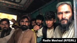 تعدادی از افغان ها که اخیرآ در پاکستان به جرم نداشتن اسناد اقامت و یا ویزه بازداشت گردیده اند 