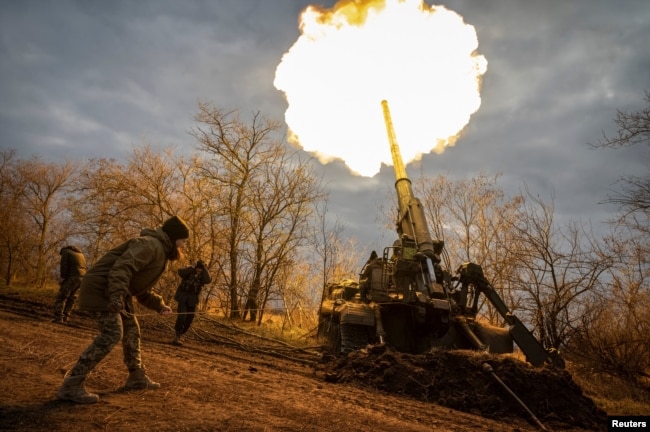 Soldati ucraini sparano con un cannone semovente 2S7 Pion contro una posizione russa in prima linea nella regione di Kherson nel novembre 2022.