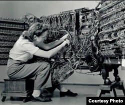 Жанчына падлучае адзін зь першых кампутараў IBM. Фота: Бэрэніс Эбат, 1948 году