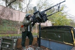 Боец украинской Национальной гвардии с зенитным пулеметом