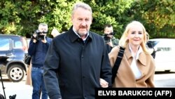 Bakir i Sebija Izetbegović dolaze na glasačko mjesto u Sarajevu tokom Općih izbora, 2. oktobra 2022.