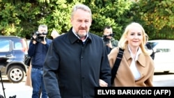 Lider Stranke demokratske akcije, najveće bošnjačke stranke u Bosni i Hercegovini, Bakir Izetbegović i njegova supruga Sebija Izetbegović stižu na glasanje u Sarajevu 2. oktobra 2022. godine. 