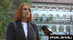 Elena vine zilnic să își aducă fetița la școală