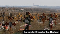 Могили на кладовищі, в тимчасово окупованому селищі Старий Крим поблизу Маріуполя,листопад 2022 року