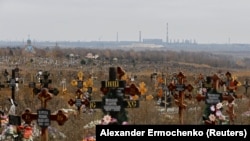 Могили на кладовищі, в тимчасово окупованому селищі Старий Крим поблизу Маріуполя, листопад 2022 року