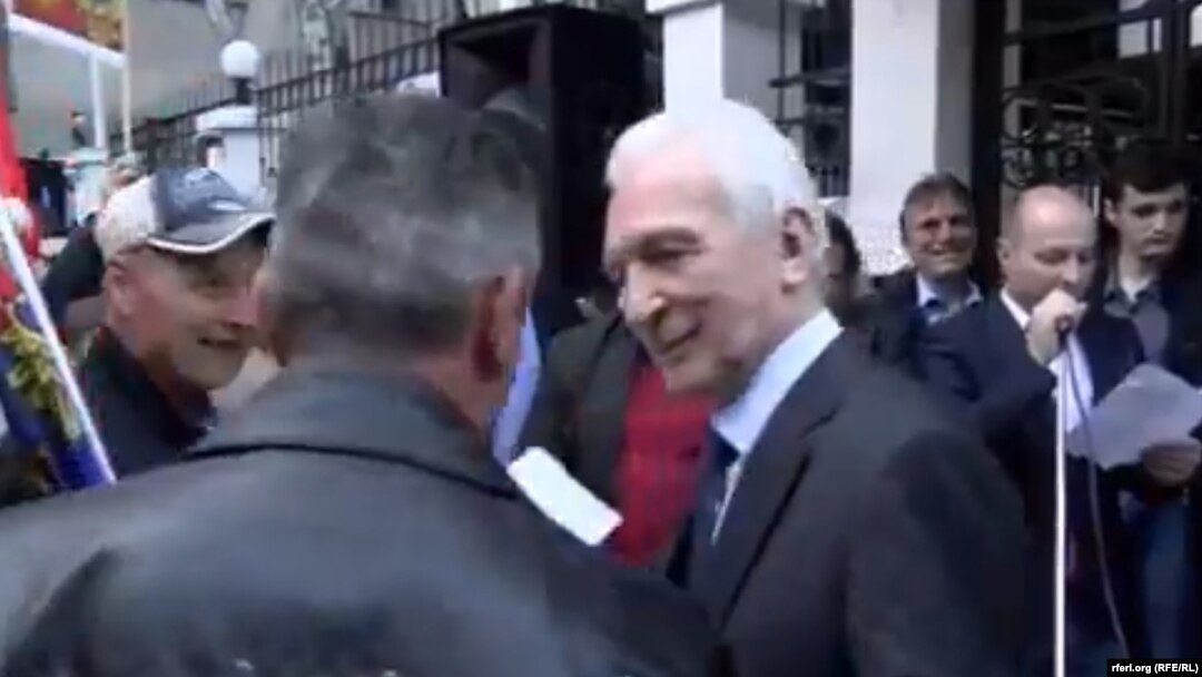 Рускиот амбасадор во Скопје, Олег Шчербак, на протести за поддршка на протераниот руски дипломат