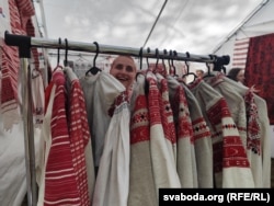 Дзяўчына выбірае строй для фотасесіі