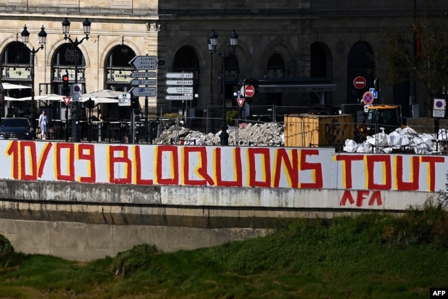 "10 сентября заблокируем всё". Граффити в Бордо