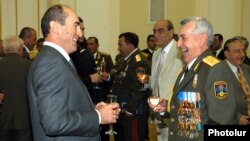 Ermənistanın ikinci prezidenti Robert Koçaryan (solda) axtarışa verilə bilər, keçmiş müdafiə naziri Mikayel Arutyunyan (sağda) artıq axtarışdadır