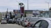 Automobili u redu na benzinskoj pumpi u Sevastoplju, na Krimu pod ruskom okupacijom, 1. jun 2026.