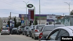 Automobili u redu na benzinskoj pumpi u Sevastoplju, na Krimu pod ruskom okupacijom, 1. jun 2026.